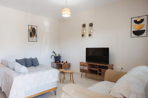 Bed, TV and multimedia, Living room, Photo of the whole room, Seating area, Evening entertainment