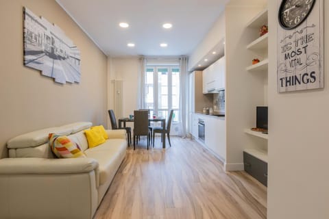 TV and multimedia, Kitchen or kitchenette, Living room, Seating area, Dining area
