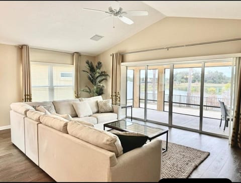 Cozy Oasis in Prime Location with Sunset Lake View, Golf Cart and Bathtub House in The Villages