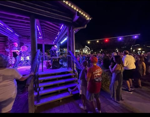 Cozy Oasis in Prime Location with Sunset Lake View, Golf Cart and Bathtub House in The Villages