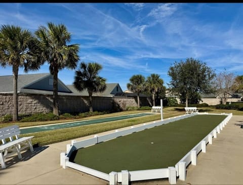 Cozy Oasis in Prime Location with Sunset Lake View, Golf Cart and Bathtub House in The Villages