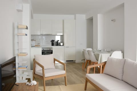Kitchen or kitchenette, Living room, Seating area, Dining area, oven, stove