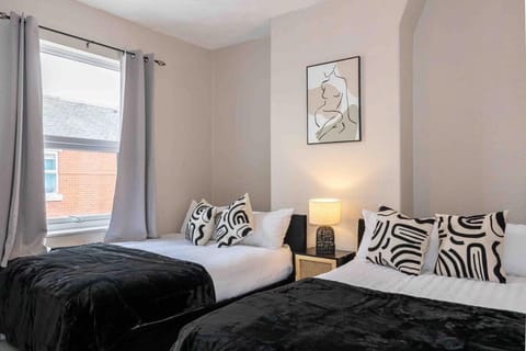 Spacious & cozy Home in Salford House in Salford