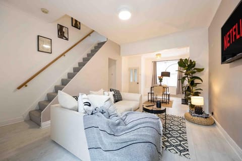 Spacious & cozy Home in Salford House in Salford