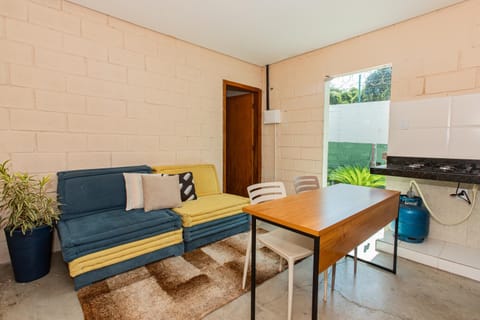 Kitchen or kitchenette, Living room, Seating area, Dining area, stove