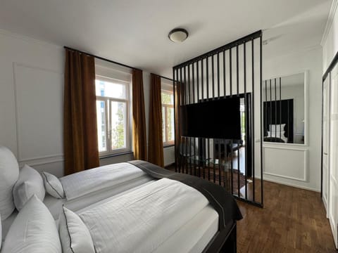 Bed, TV and multimedia, Bedroom