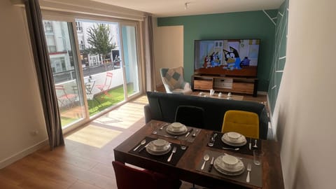 TV and multimedia, Living room, Seating area, Dining area