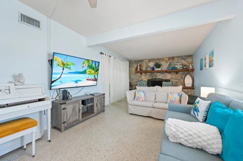 Now Booking for Summer! Mermaid Bay! Canal Front, Pool, Dock & More! House in Cortez