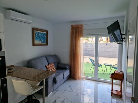 Communal lounge/ TV room, TV and multimedia, Living room, Seating area, air conditioner