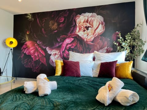 Bed, Living room, Photo of the whole room, Decorative detail, Seating area, towels