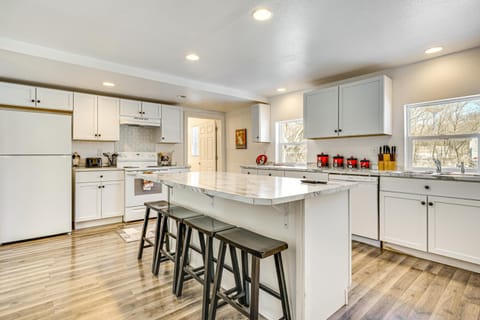 2 Mi to Road America Pet-Friendly Duplex! House in Elkhart Lake