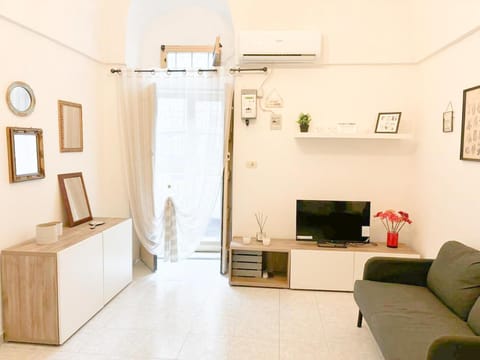 Communal lounge/ TV room, TV and multimedia, Living room, Seating area, air conditioner