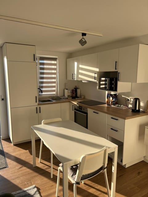 Coffee/tea facilities, Kitchen or kitchenette, Dining area, oven, stove