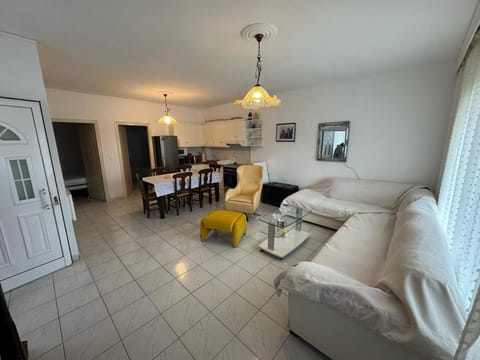 TV and multimedia, Kitchen or kitchenette, Living room, Seating area, Dining area