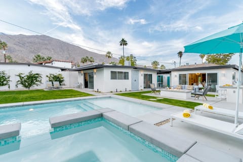 The Retreat on Mesquite - 5BR Perfect Group Getaway House in Palm Springs