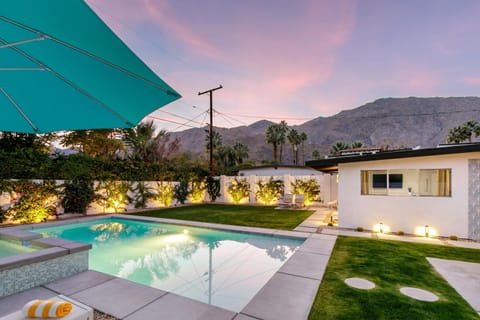 The Retreat on Mesquite - 5BR Perfect Group Getaway House in Palm Springs