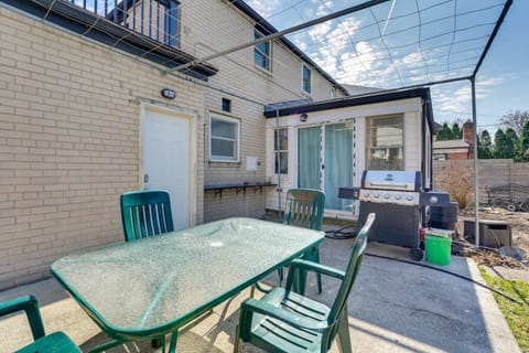 Walk to Detroit Zoo Home with Sunroom and Patio! House in Royal Oak