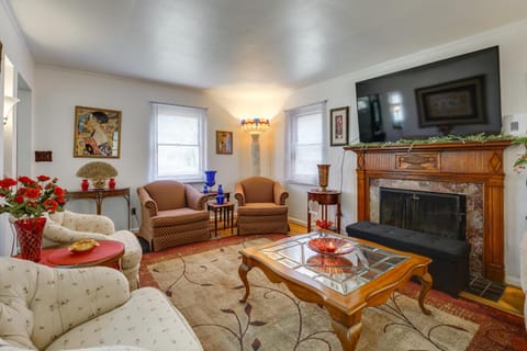 Walk to Detroit Zoo Home with Sunroom and Patio! House in Royal Oak