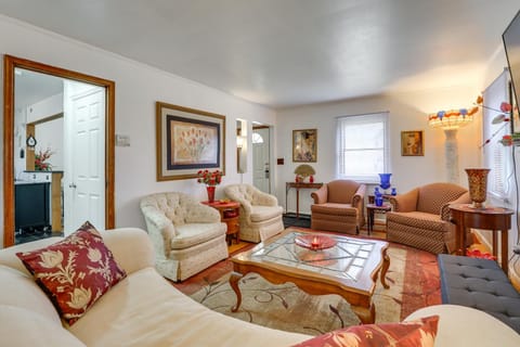 Walk to Detroit Zoo Home with Sunroom and Patio! House in Royal Oak