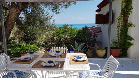 Patio, Day, Natural landscape, Summer, View (from property/room), Balcony/Terrace, Food and drinks, Dining area, Food, Sea view