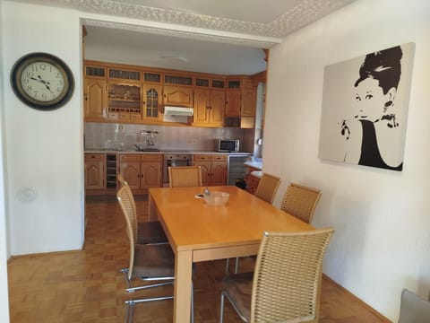 Kitchen or kitchenette, Seating area, Dining area, stove