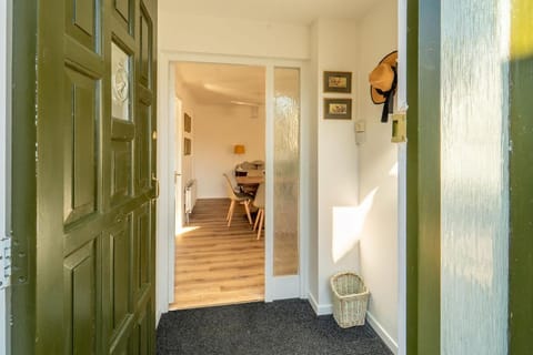 Bumble Bee Bungalow Serviced Accommodation House in West Oxfordshire District