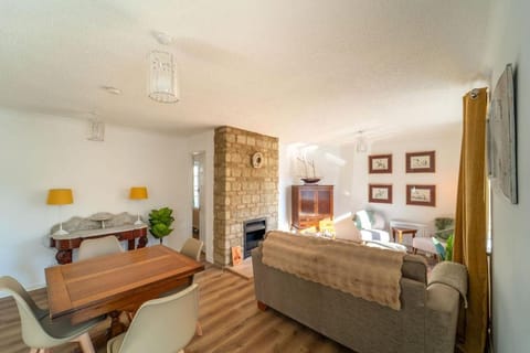 Bumble Bee Bungalow Serviced Accommodation House in West Oxfordshire District