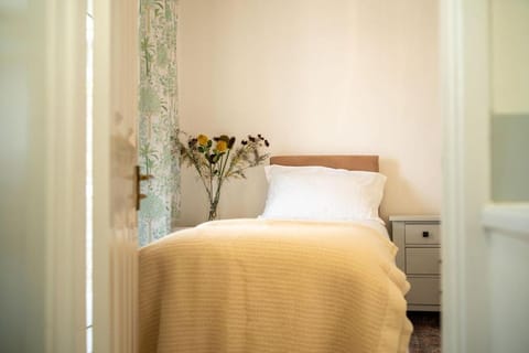 Bumble Bee Bungalow Serviced Accommodation House in West Oxfordshire District