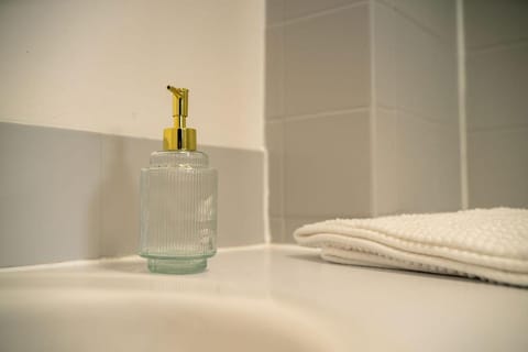 Bumble Bee Bungalow Serviced Accommodation House in West Oxfordshire District