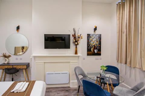 TV and multimedia, Seating area, Dining area