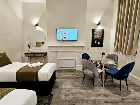 TV and multimedia, Living room, Seating area, Bedroom