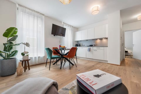 TV and multimedia, Kitchen or kitchenette, Seating area, Dining area, oven, stove