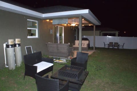 COZY home with fenced patio House in Florida