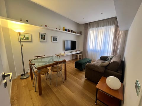 TV and multimedia, Living room, Seating area, Dining area, Evening entertainment