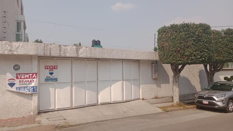 Casa increíble 6 recamaras 2 estacionamientos, alberca House in Mexico City