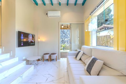 Communal lounge/ TV room, TV and multimedia, Living room, Spa and wellness centre/facilities, Seating area, Evening entertainment, air conditioner