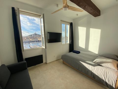 Appartement vue imprenable Vieux-Port et Notre Dame Hostel in Marseille