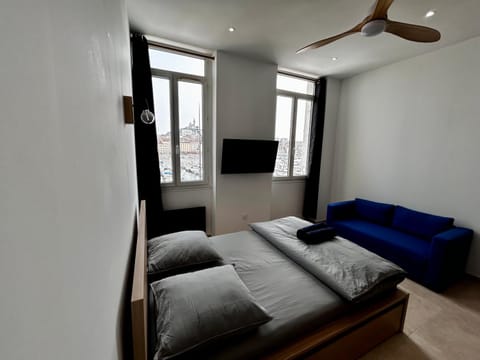 Appartement vue imprenable Vieux-Port et Notre Dame Hostel in Marseille