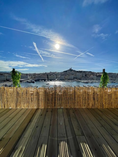 Appartement vue imprenable Vieux-Port et Notre Dame Hostel in Marseille