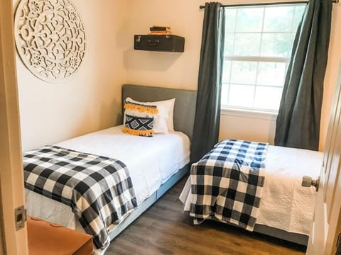 Cute Bleu Bison House -Sleeps 8 1 Block From HU House in Searcy