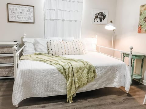 Cute Bleu Bison House -Sleeps 8 1 Block From HU House in Searcy