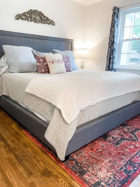 Cozy 2BR Apt w KING in historic dist. 1mi to sq. Country House in Columbia