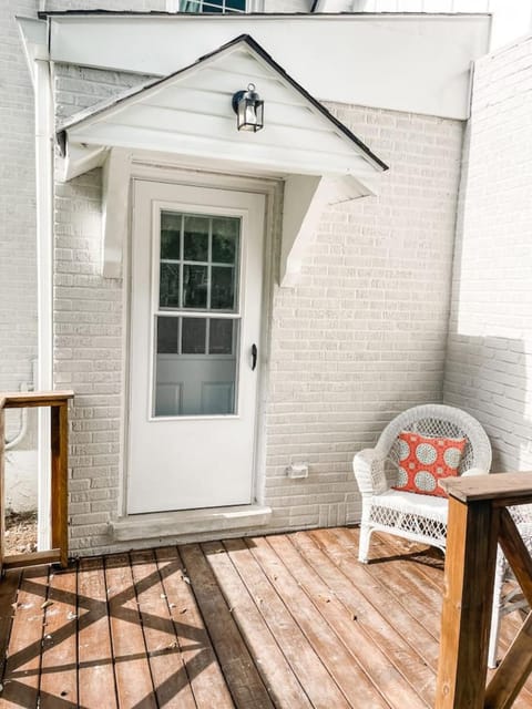 Cozy 2BR Apt w KING in historic dist. 1mi to sq. Country House in Columbia