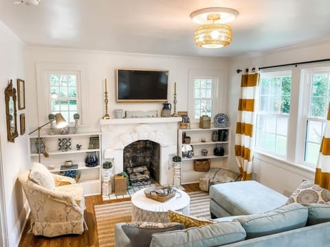 Cozy 2BR Apt w KING in historic dist. 1mi to sq. Country House in Columbia