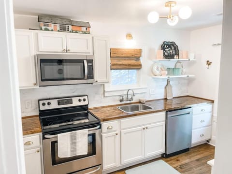 Adorable 1BR Apt. w KING bed 1 m. to square Apartment in Columbia