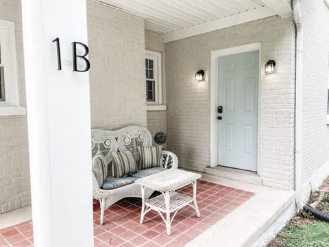 Adorable 1BR Apt. w KING bed 1 m. to square Apartment in Columbia