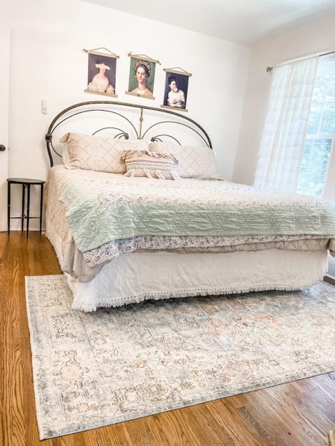 Adorable 1BR Apt. w KING bed 1 m. to square Apartment in Columbia