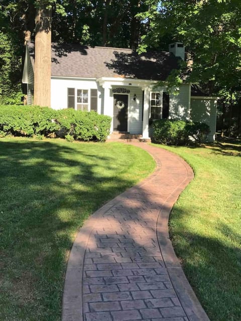 Charming Cottage w KING Bed 1m To Downtown Country House in Columbia