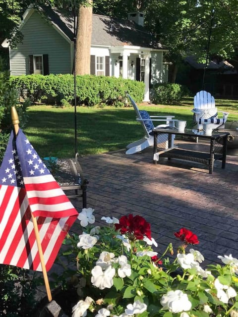 Charming Cottage w KING Bed 1m To Downtown Country House in Columbia