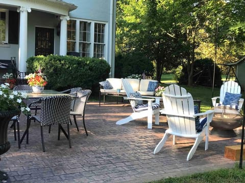 Charming Cottage w KING Bed 1m To Downtown Country House in Columbia